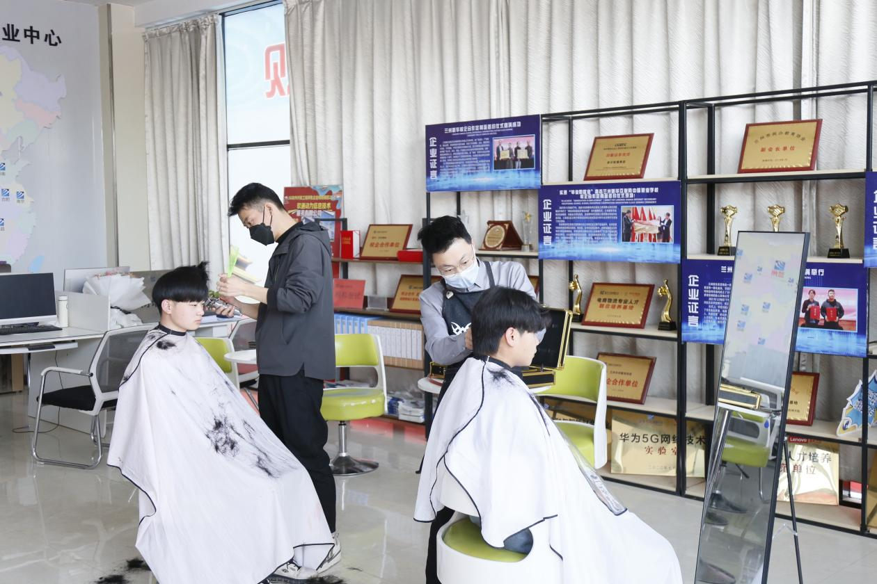 理發師進校園，解決學生“頭”等大事