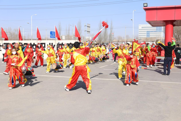 社火表演隊來新華，紅紅火火迎元宵